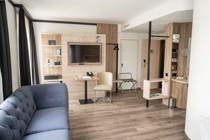 Junior Room, 1 Bedroom | Living area