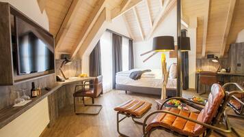 Junior Room, 1 Bedroom | Premium bedding, down duvets, pillow-top beds, minibar