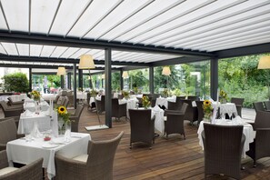 3 restaurants, breakfast, lunch, dinner served; seafood