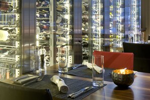 3 restaurants, breakfast, lunch, dinner served; seafood