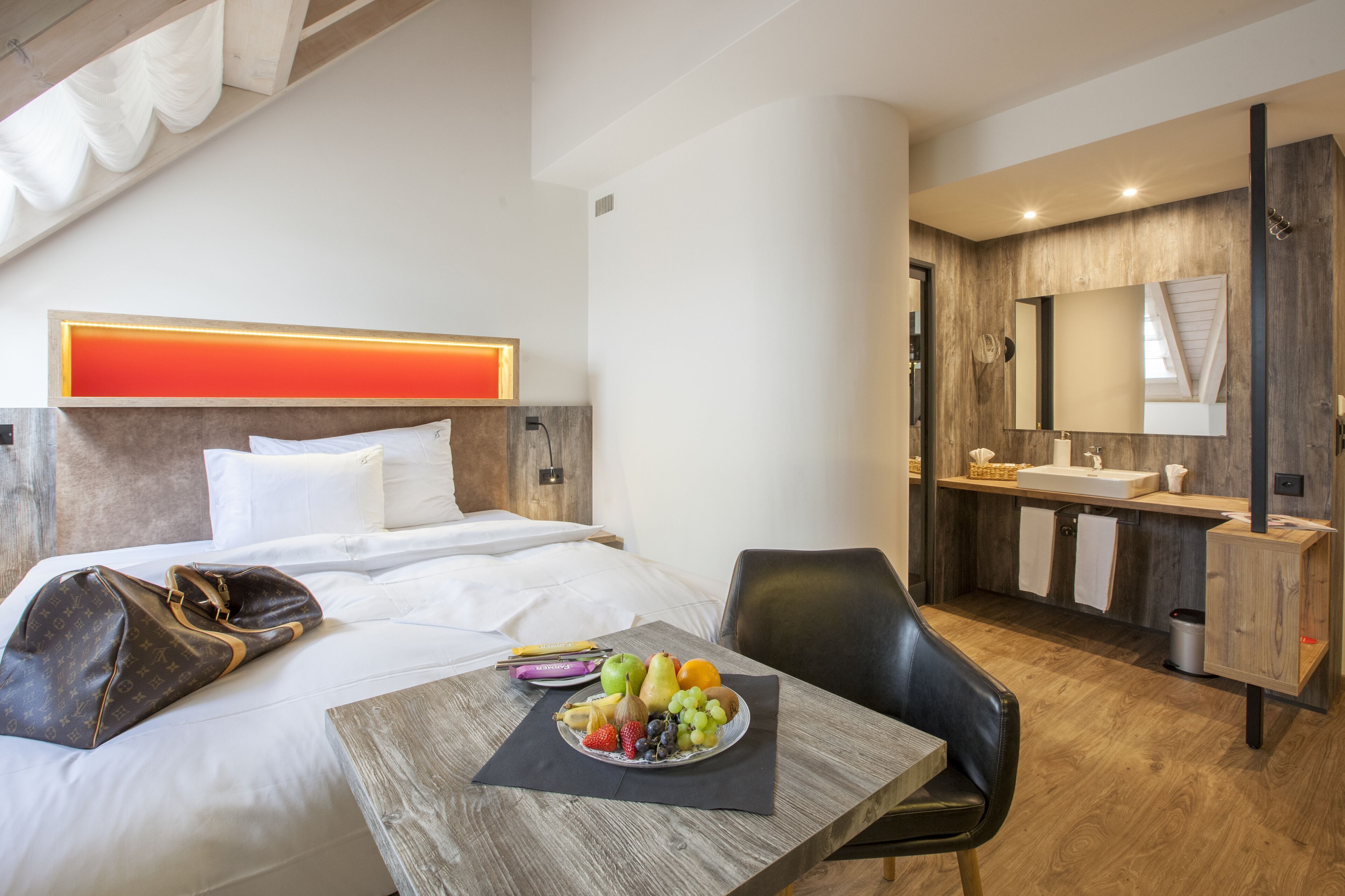 Ropa de cama de alta calidad, edredón, camas con pillow-top y minibar 