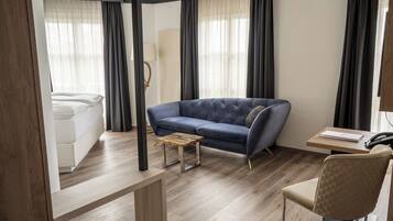 Junior-huone, 1 makuuhuone | Ylelliset vuodevaatteet, untuvapeitot, pillowtop-patjalliset sängyt