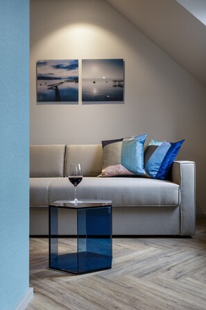 Twin Room (Plus) | Living area | 30-inch flat-screen TV with satellite channels, TV, pay movies