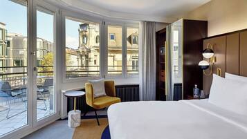 Suite, 1 habitación, en esquina (Balcony) | Ropa de cama de alta calidad, minibar, caja fuerte y escritorio