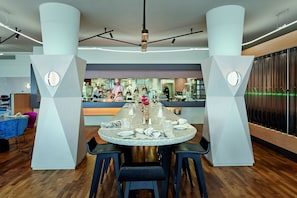 Serviço de café da manhã, almoço, jantar; vistas para o jardim