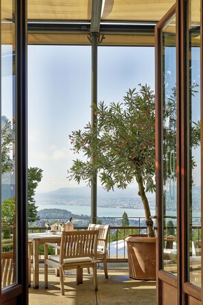 Breakfast, lunch, dinner served; garden views