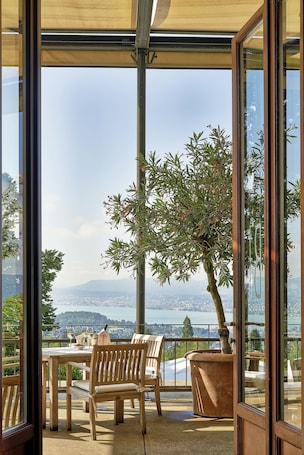 Breakfast, lunch, dinner served; garden views