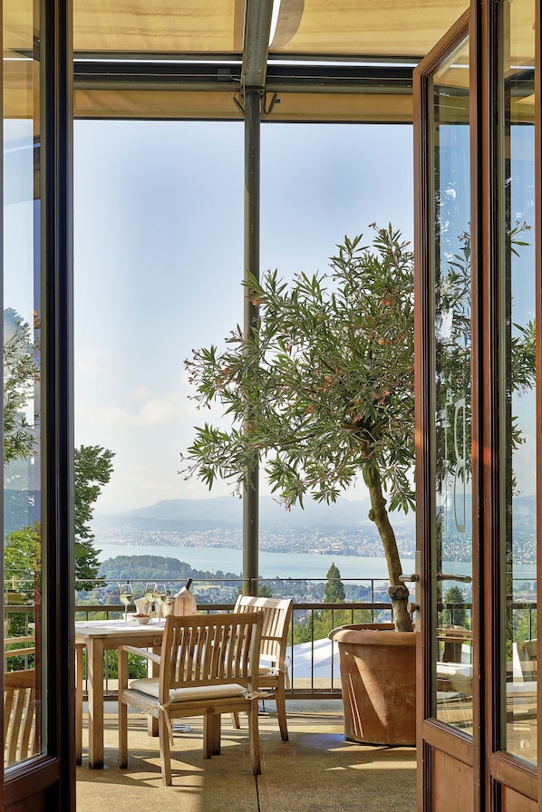 Breakfast, lunch, dinner served; garden views