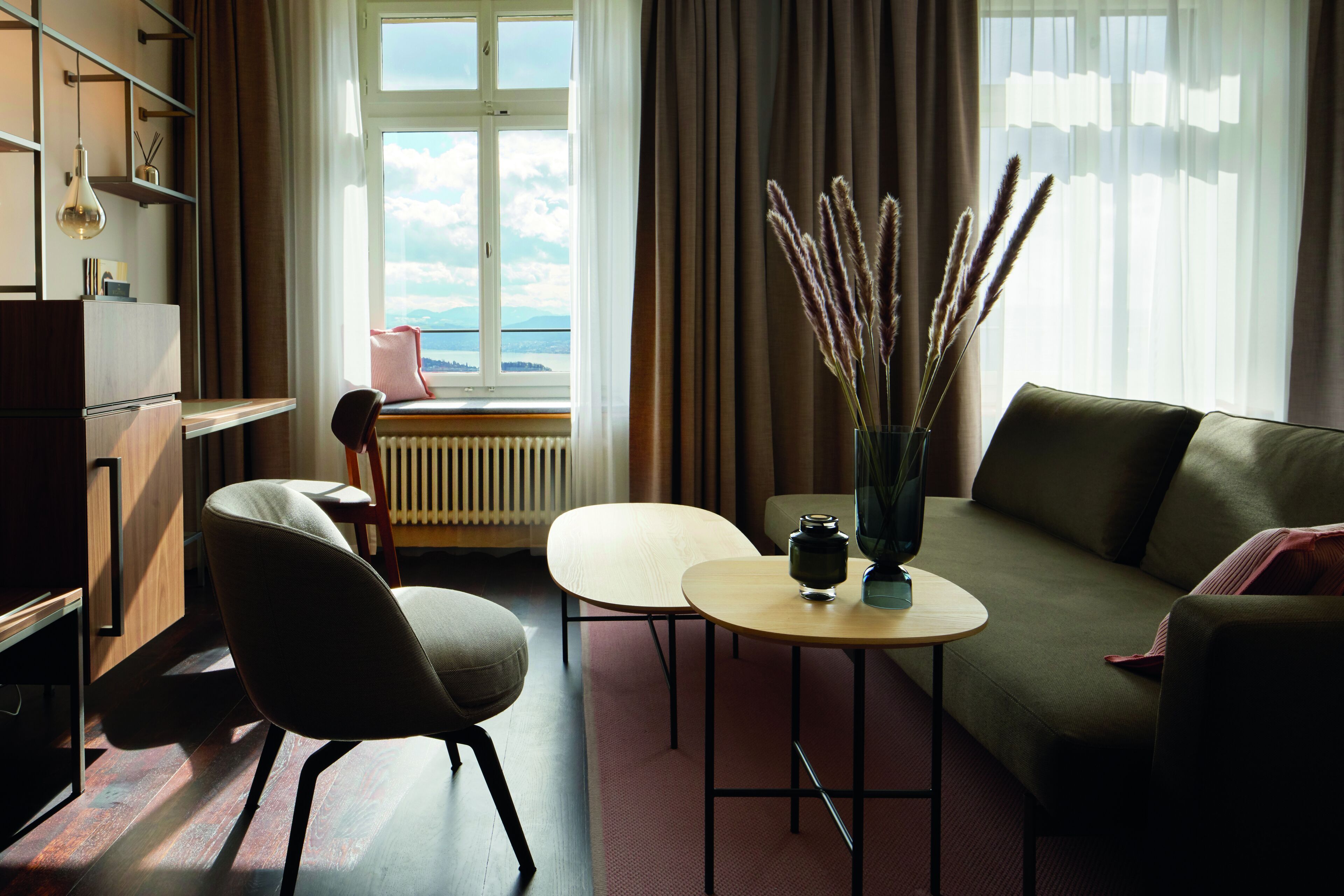 flat-screen tv, toys