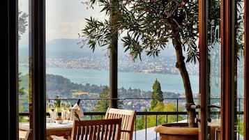 Se sirven desayunos, comidas y cenas con vista al jardín