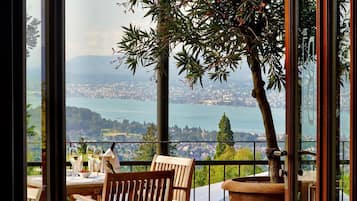 Se sirven desayunos, comidas y cenas con vista al jardín 