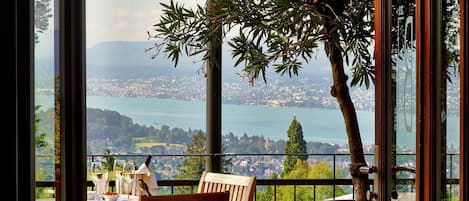 Frühstück, Mittagessen, Abendessen, Blick auf den Garten 