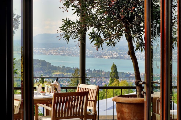 Frühstück, Mittagessen, Abendessen, Blick auf den Garten