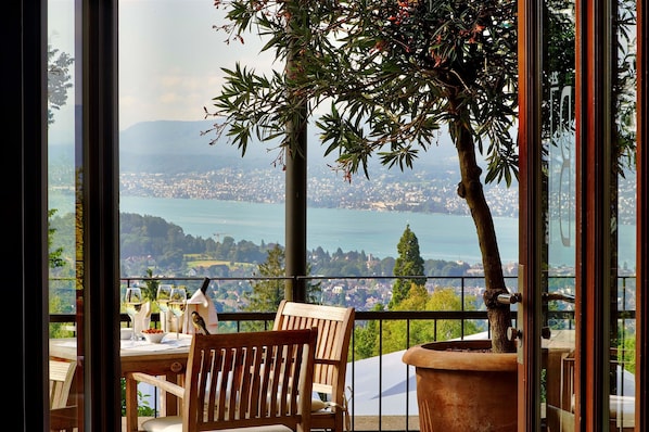 Serviço de café da manhã, almoço, jantar; vistas para o jardim