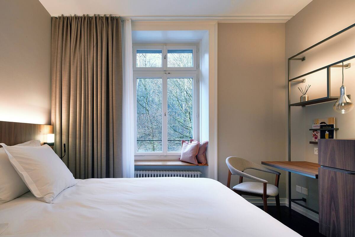 Literie hypoallergénique, minibar, coffres-forts dans les chambres