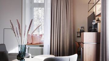 Une chambre moderne avec un bureau en bois, une chaise grise, un radiateur et une fenêtre avec des rideaux.