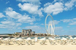 Plage privée, sable blanc, chaises longues, parasols