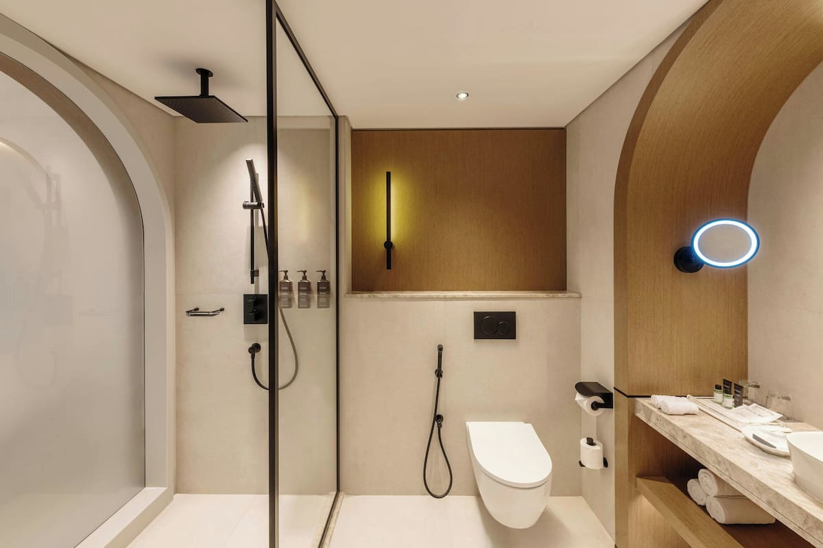 Douche, articles de toilette gratuits, sĂšche-cheveux, peignoirs