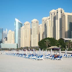 Privat strand, vit sandstrand, solstolar och parasoller