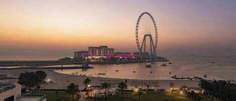 1 dormitorio, minibar, caja fuerte y escritorio