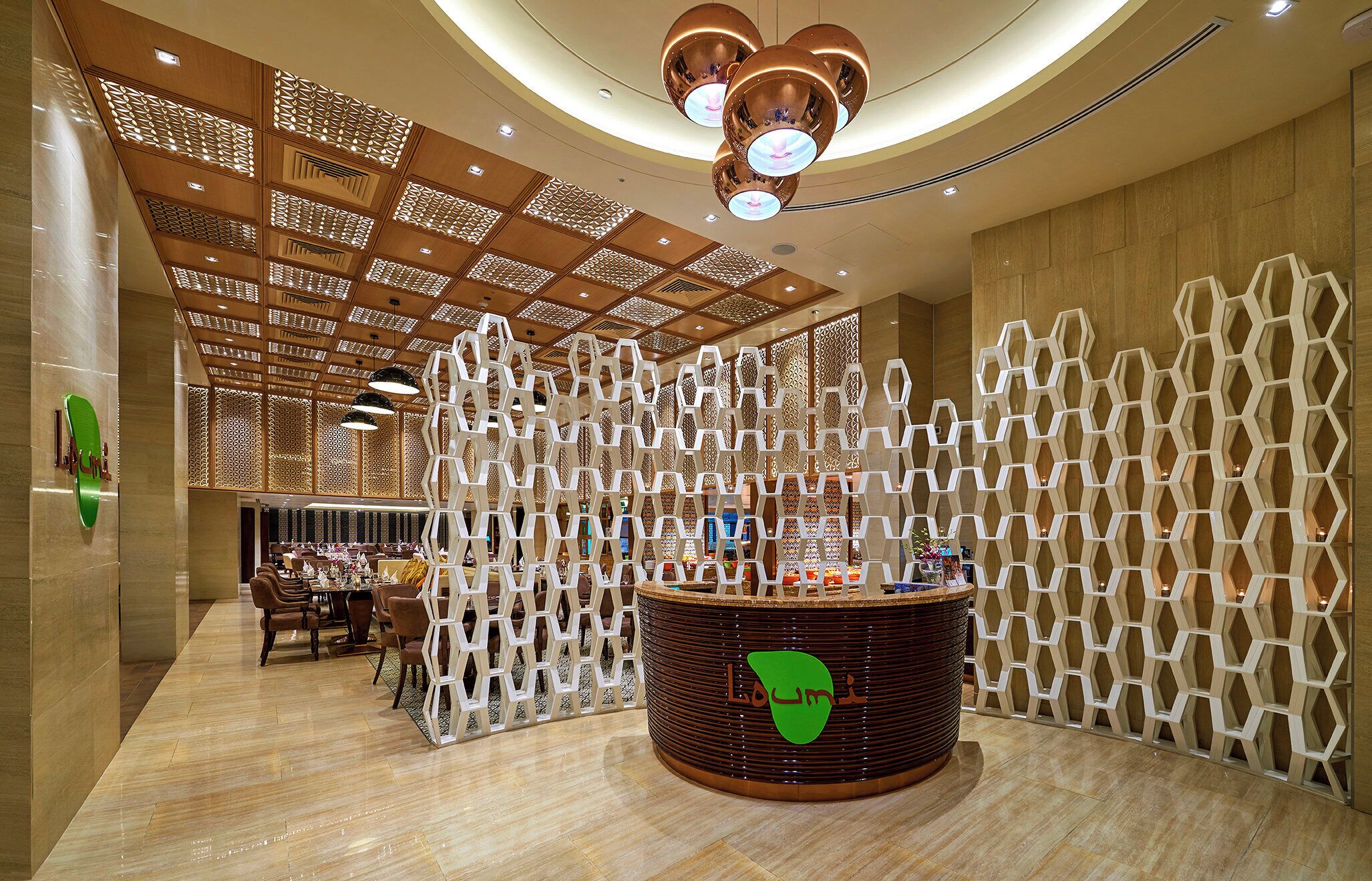 8 間餐廳；供應午餐和晚餐