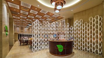 8 restaurants; lunch and dinner served