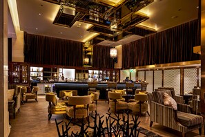 2 bars/lounges, poolside bar - Millennium Airport Hotel Dubai (Dubai)