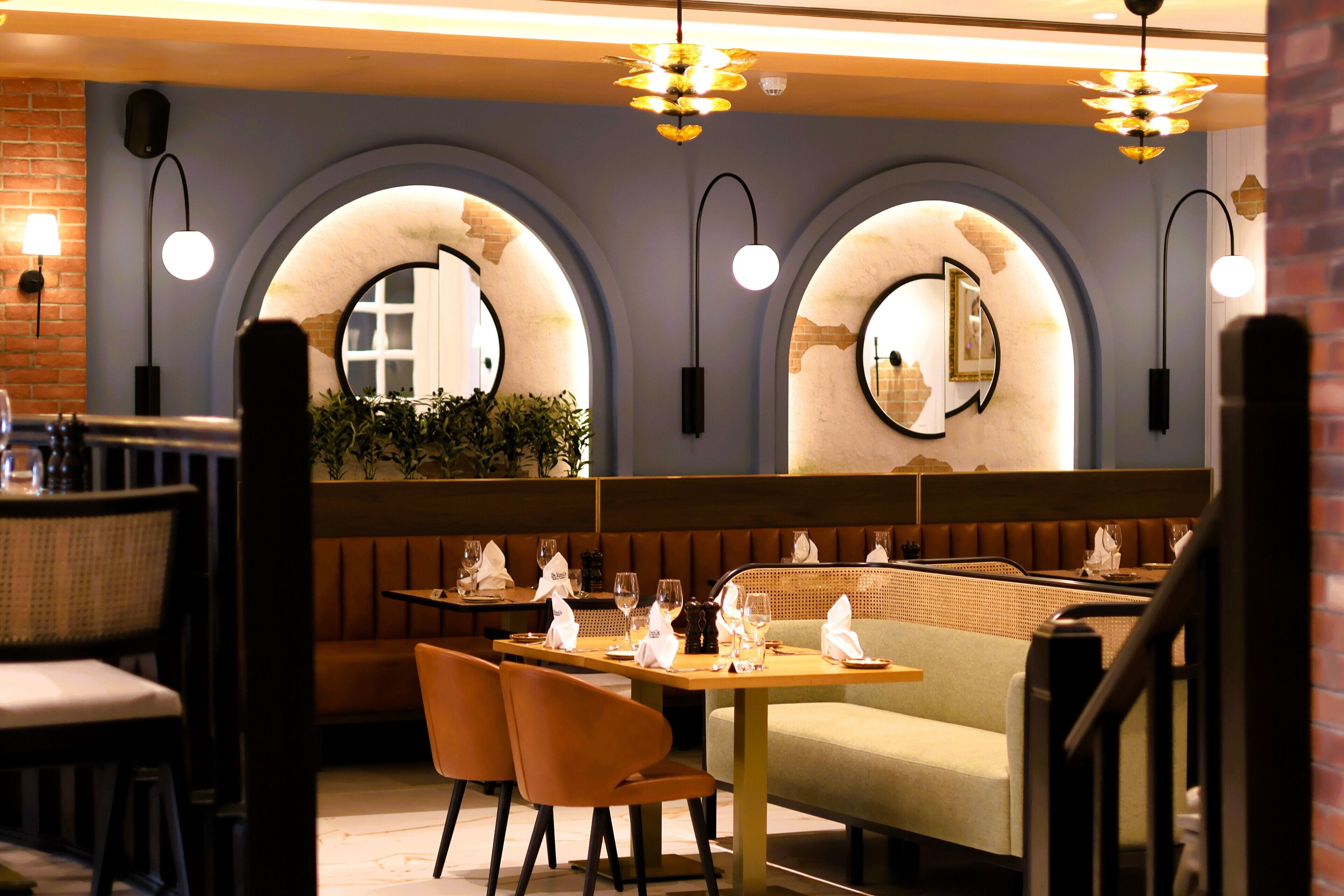 8 restaurants; lunch and dinner served
