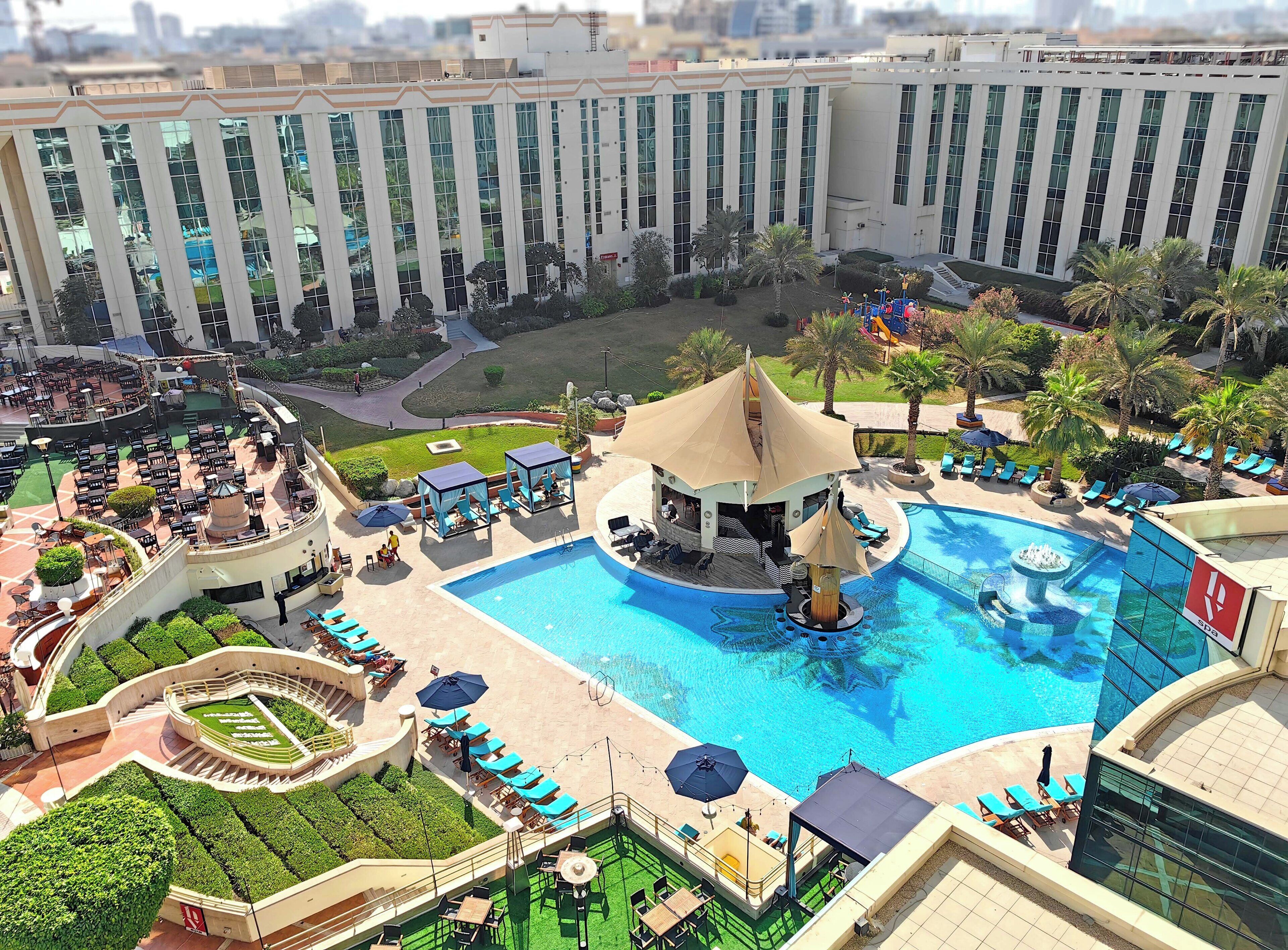 Alberca al aire libre, sombrillas en la alberca y camastros 