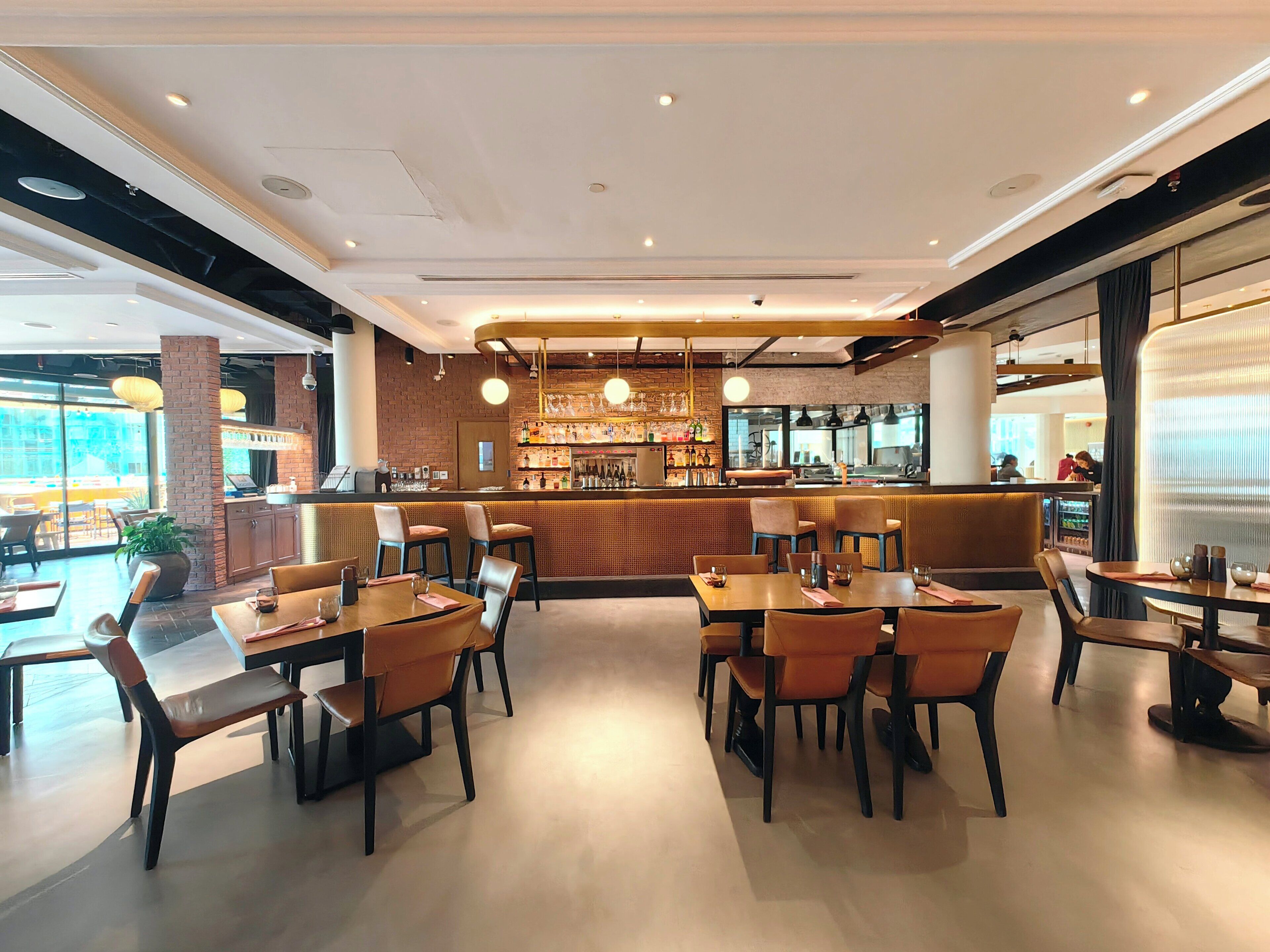 8 restaurants; lunch and dinner served