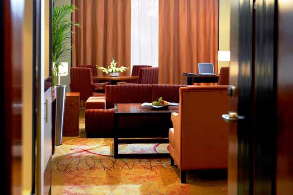 En 32-tommers LCD-TV med Parabol-TV samt TV