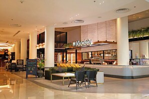 8 restaurantes; se sirven almuerzos y cenas