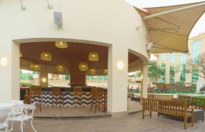 Poolside bar - Millennium Airport Hotel Dubai (Dubai)