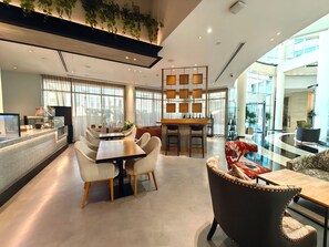 7 restaurants, lunch, dinner served; Italian cuisine  - Millennium Airport Hotel Dubai (Dubai)