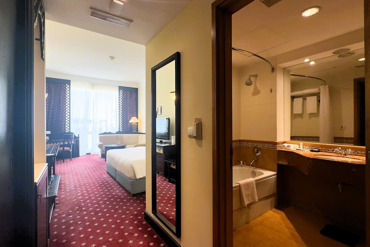 deluxe room, 1 king bed complimentary shuttle to dxb airport terminal 1 & 3 | minibar, in-room safe, soundproofing, iron/ironing board