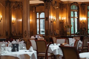 Se sirven desayunos, cenas y cocina británica