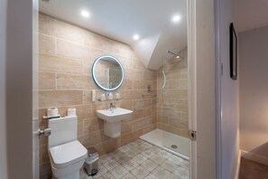 Combined shower/bathtub, hair dryer, towels - Classic Lodges - The White Swan (Alnwick)