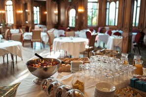 Daily to-go breakfast (GBP 15.95 per person)