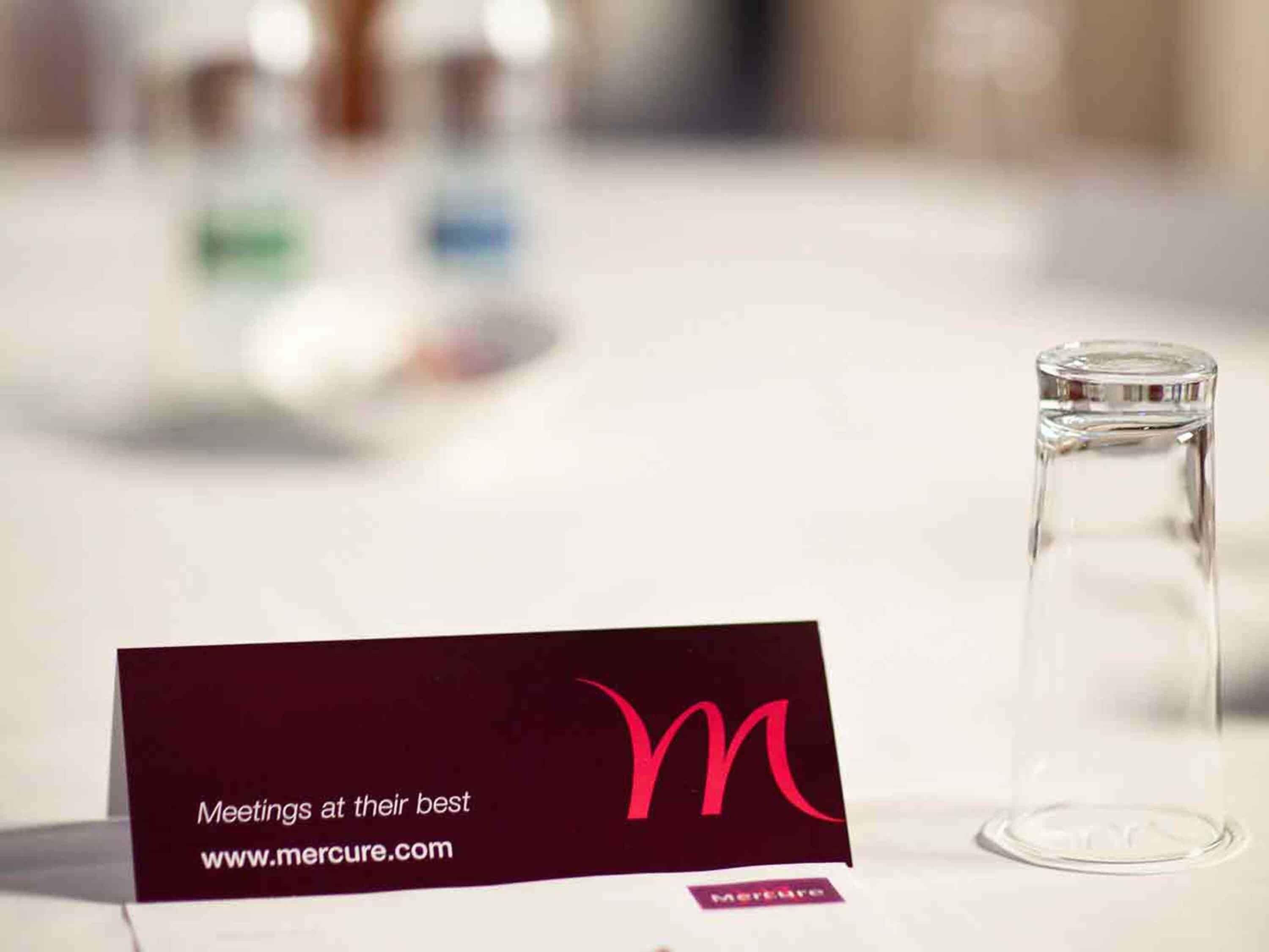 Cartão de visita com o texto 'Reuniões no seu melhor' e o endereço do site www.mercure.com.