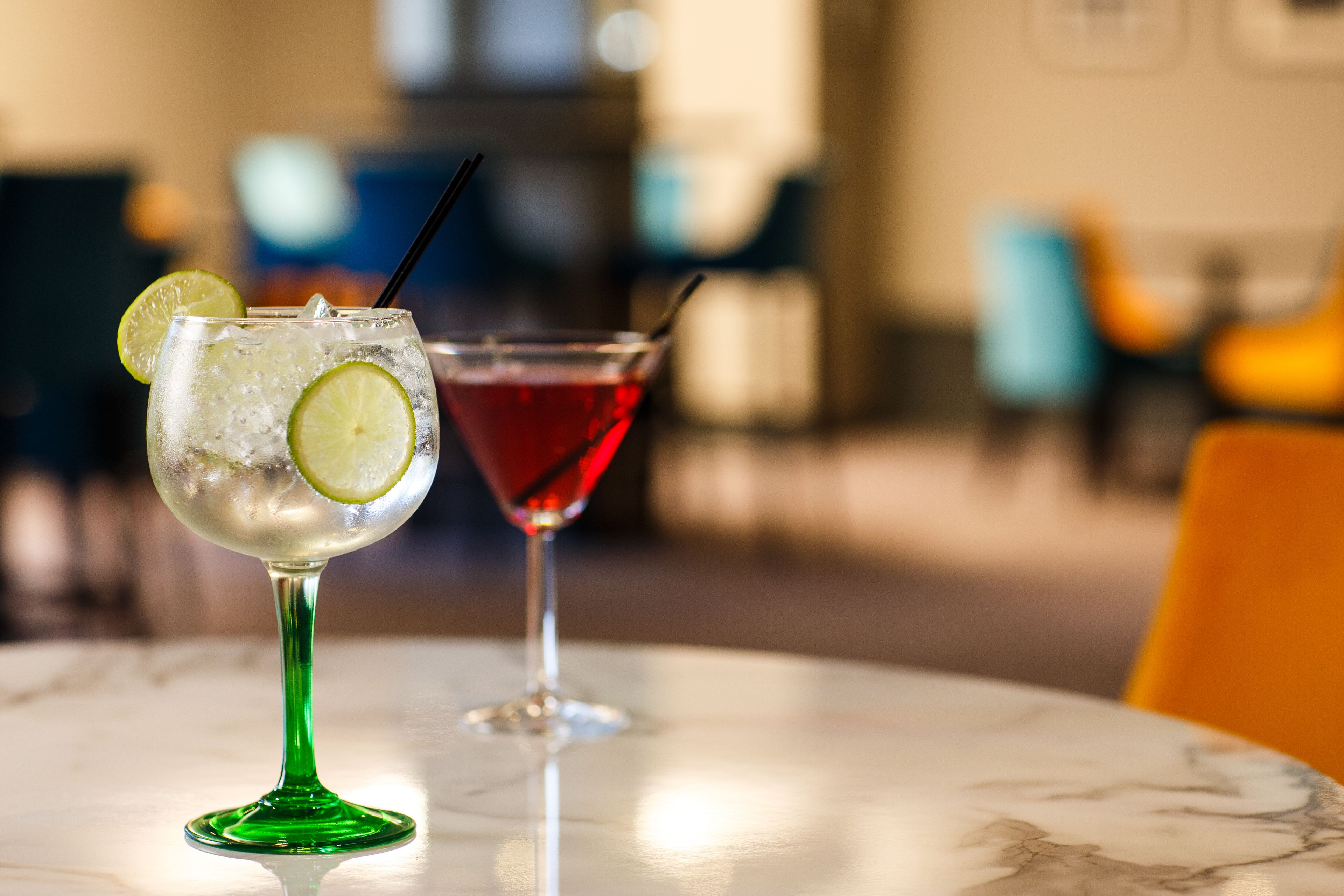 Zwei Cocktails auf einem Marmortisch in einem Restaurant.