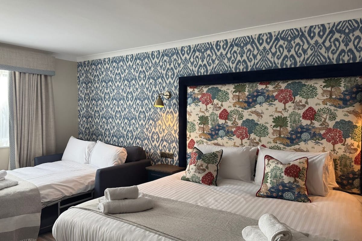 Hypo-allergenic bedding, desk, iron/ironing board, free WiFi