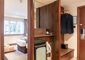 Standaard Twin kamer | Een bureau, een strijkplank/strijkijzer, gratis wifi, beddengoed