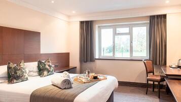 Hypo-allergenic bedding, desk, iron/ironing board, free WiFi