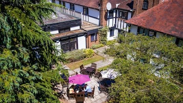 S'hi serveixen esmorzars, dinars, sopars i plats de cuina internacional