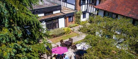 供應早餐、午餐、晚餐;多國菜