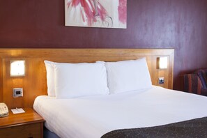 Standard Room, 1 King Bed (Walk-In Shower) | Minibar, in-room safe, desk, iron/ironing board