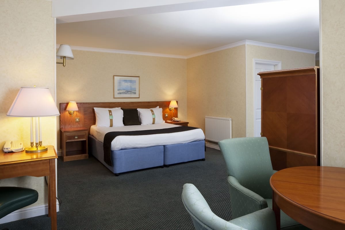 Suite, 1 letto king | Minibar, una cassaforte in camera, una scrivania, ferro/asse da stiro