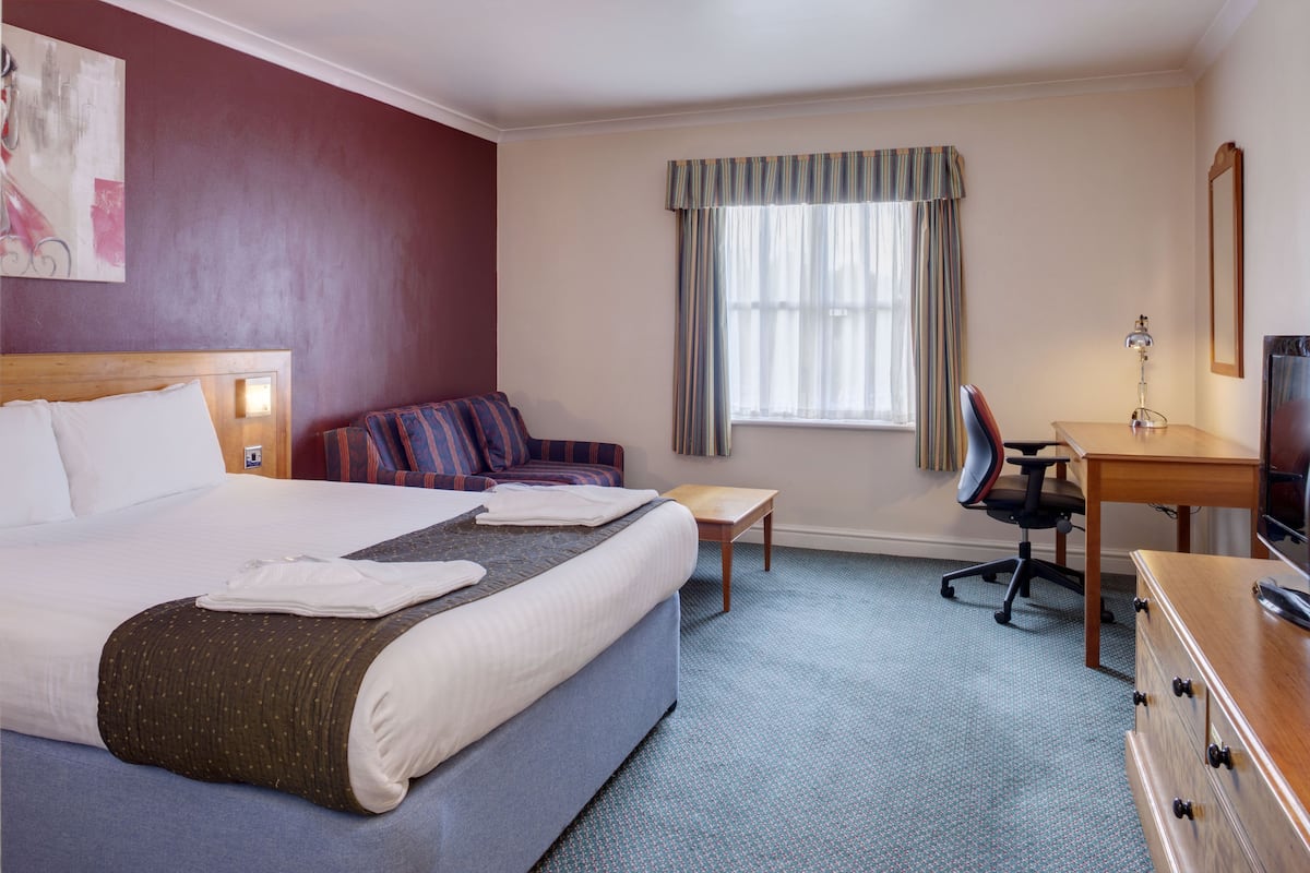 Minibar, in-room safe, desk, iron/ironing board