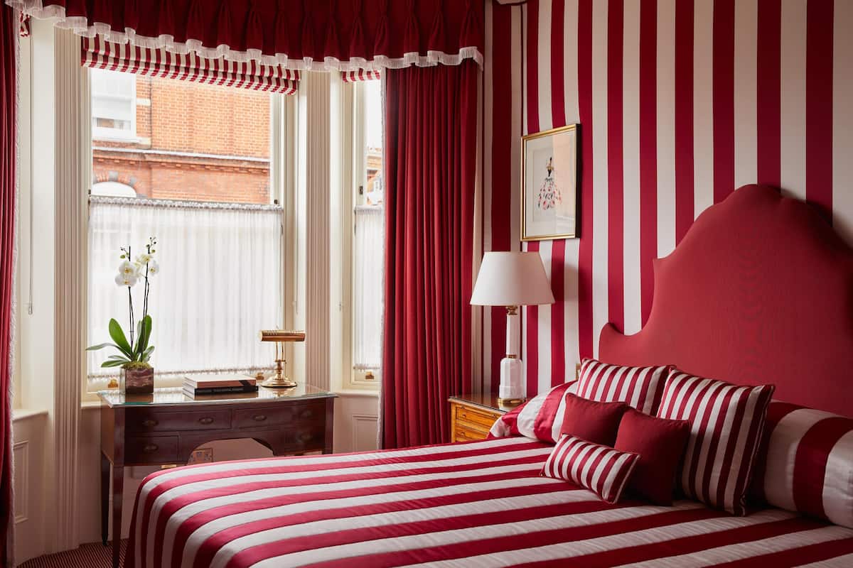 Egyptian cotton sheets, premium bedding, down duvets, minibar