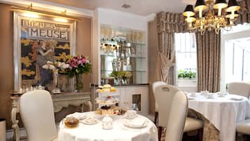 Desayuno inglés (GBP 44 por persona)